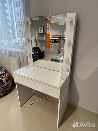 Стол для визажиста новый