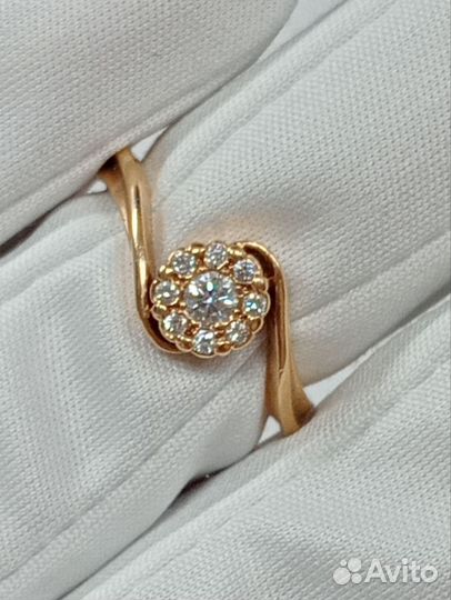 Золотое кольцо с бриллиантом