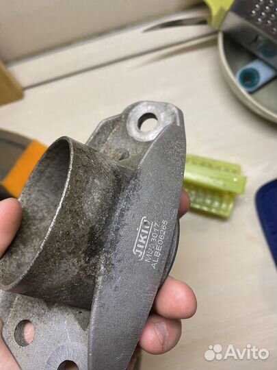 Опоры задние jetta 6