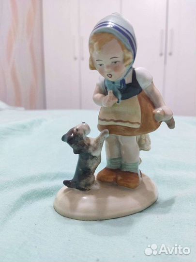 Статуэтка Fasold & Stauch Девочка и щенок Германия
