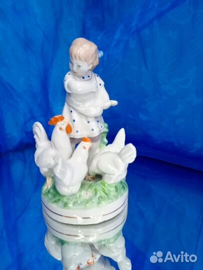 Статуэтка девочка кормит кур