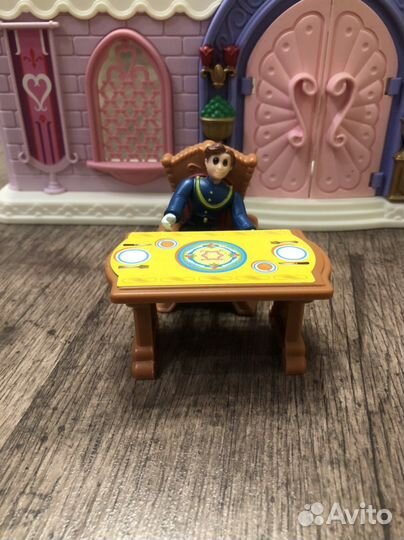 Замок с мебелью и жителями