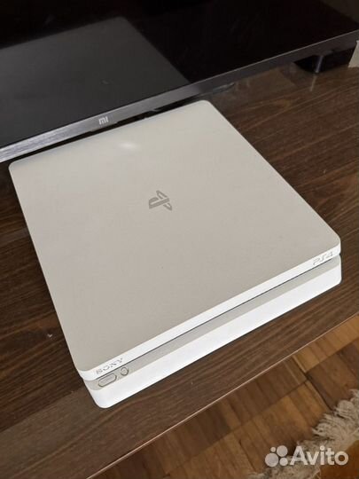 Sony PlayStation Slim PS4 с 130 играми и 2 джойст