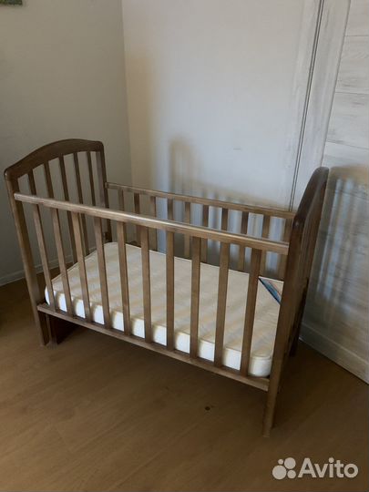 Детская кроватка с продольным маятником