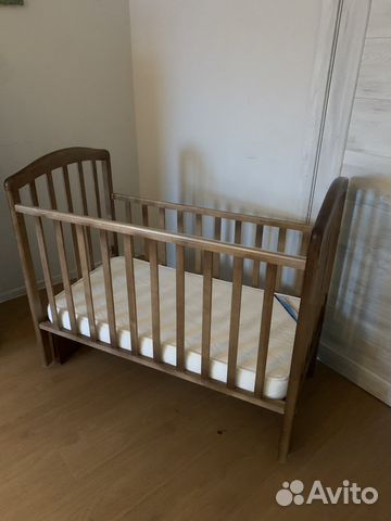 Детская кроватка с продольным маятником