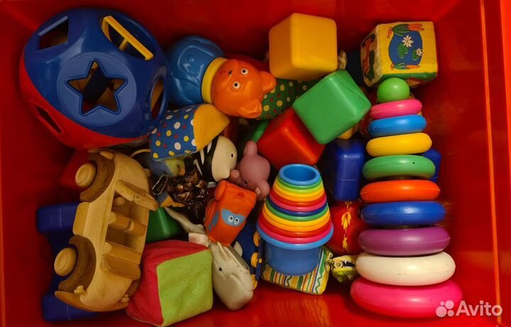 Игрушки в контейнере пакетом