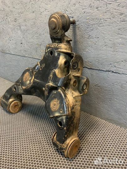 Рычаг подвески нижний передний левый Toyota Land