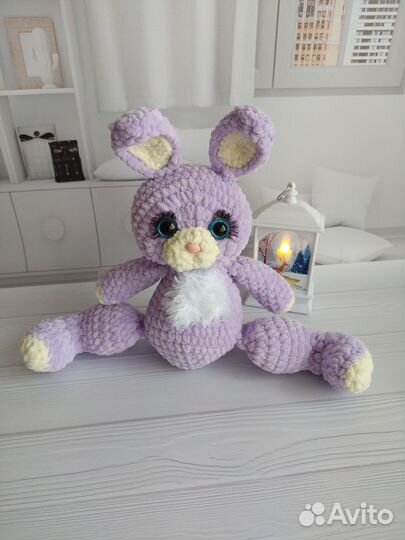 Плюшевый вязаный зайчик