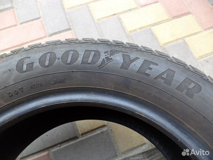 Goodyear Vector 4Seasons 235/55 R17