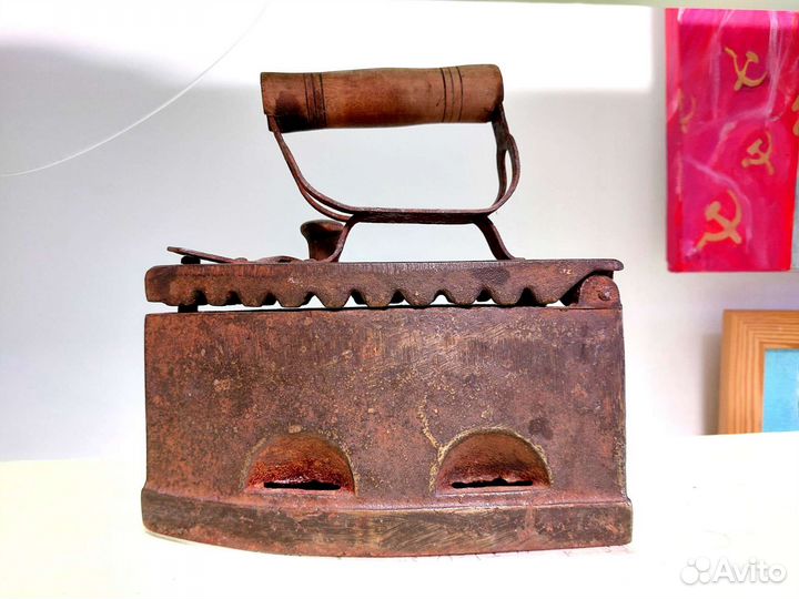 Старинный угольный утюг