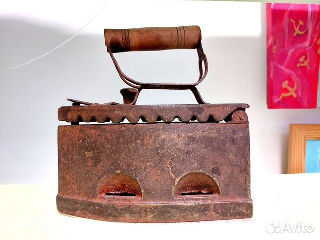 Старинный угольный утюг