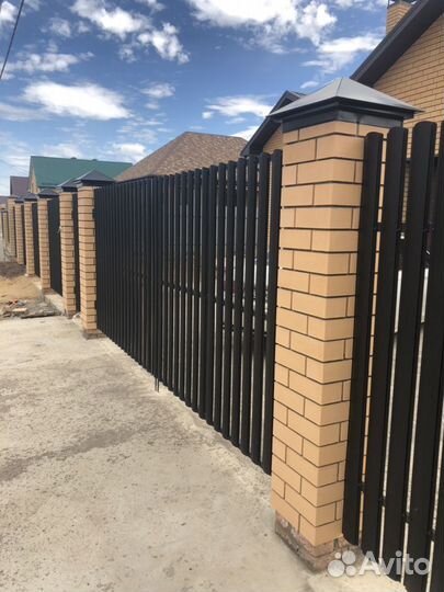 Забор из металлического штакетника Чёрный