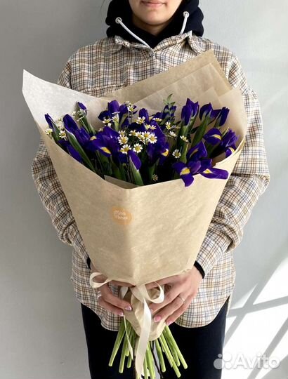 Букет из ирисов и полевых ромашек