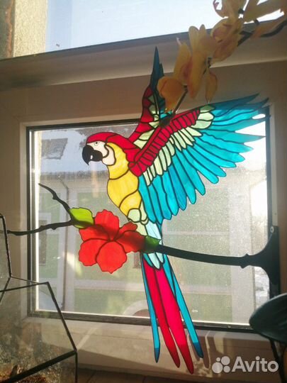 Витражный попугай Ара на ветке