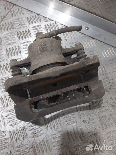 Суппорт передний правый Toyota Corolla E150 1ZR-FE