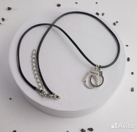 Кулон на шнурке 