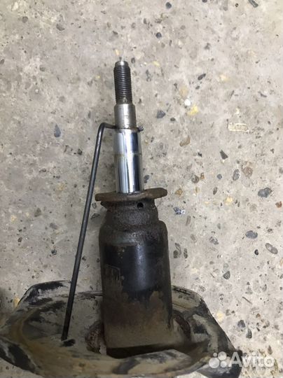 Стойки передние на hyundai accent 2004