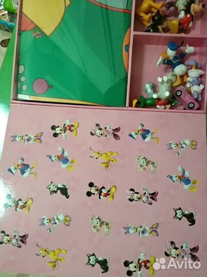 Книга на немецком и 12 фигурок (Минни и Тачки)