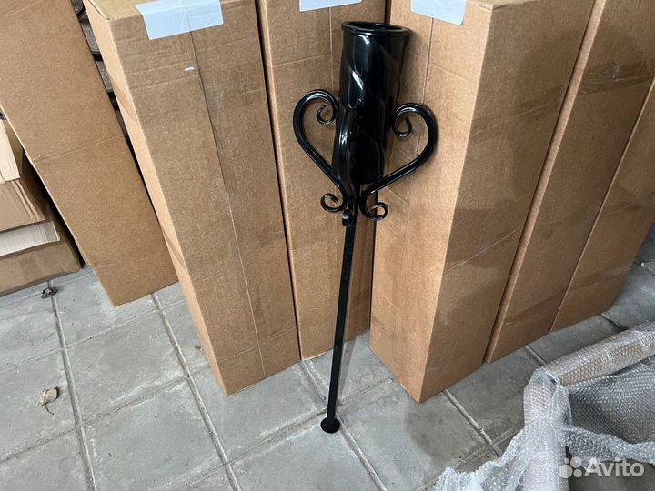 Ваза кованная на кладбище 