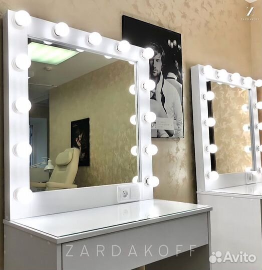 Туалетный столик и гримерное зеркало с подсветкой