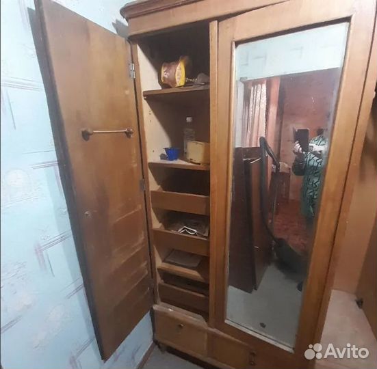Шкаф платяной старинный
