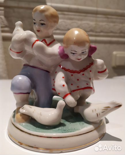 Статуэтка дети кормят голубей времён СССР
