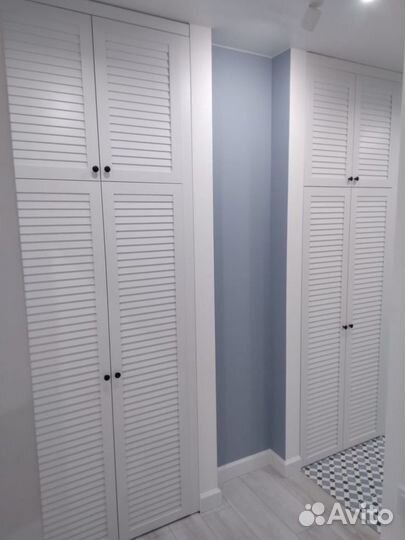 Шкаф с жалюзийными дверьми на заказ