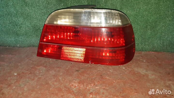 Фонарь правый задний e38