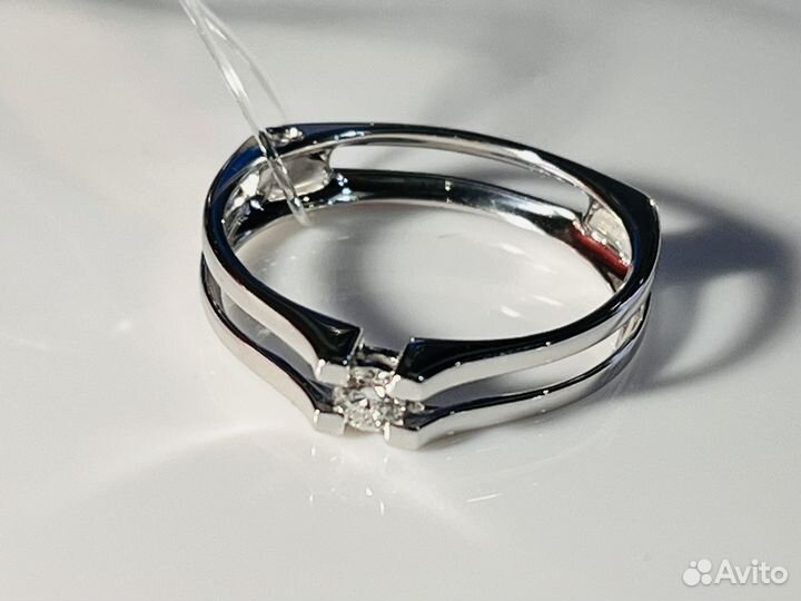 Золотое кольцо с бриллиантом новое