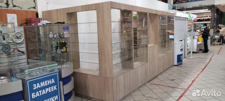 Торговые табачные витрины, островки