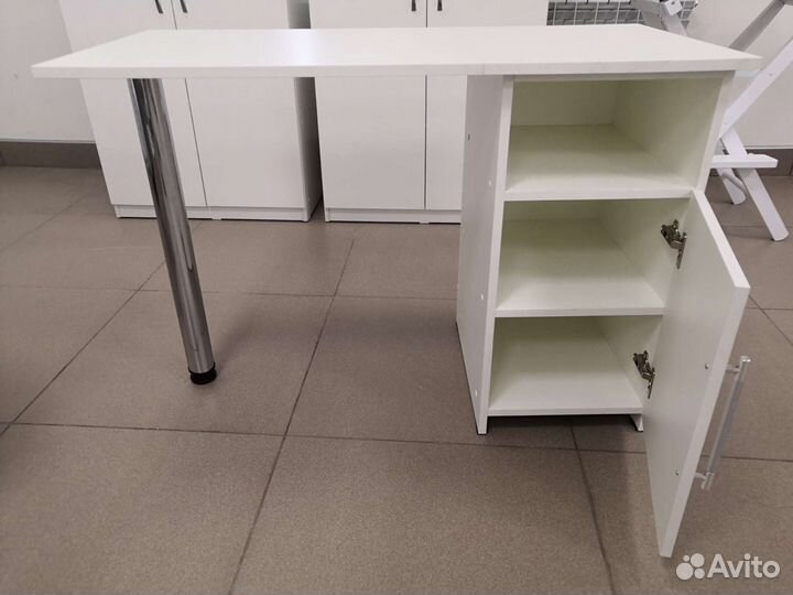 Маникюрный стол