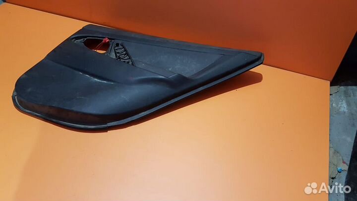 Обшивка задней правой двери на Toyota Camry V40