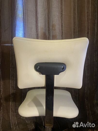 Стул для мастера маникюра на колесиках