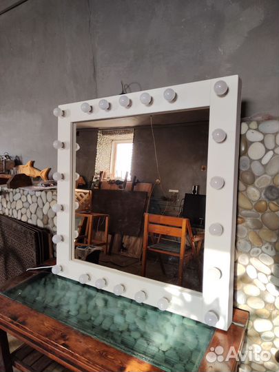 Гримерное зеркало с лампочками