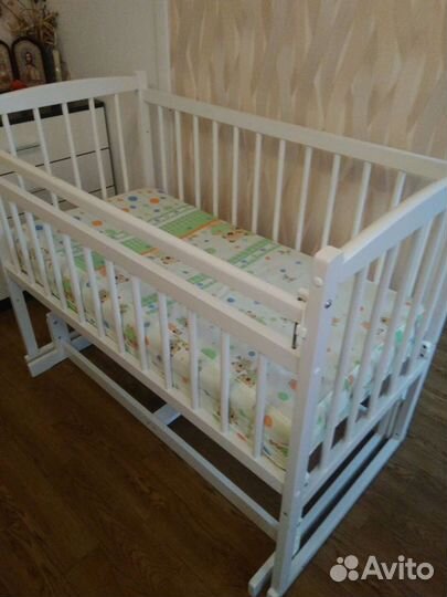 Детская кроватка с маятником