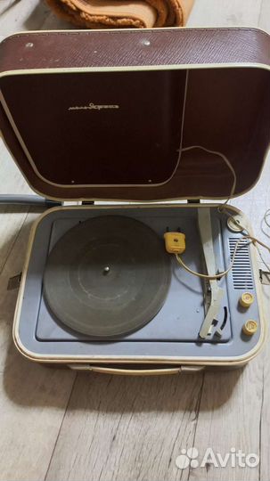 Проигрыватель винила (пластинок) + пластинки