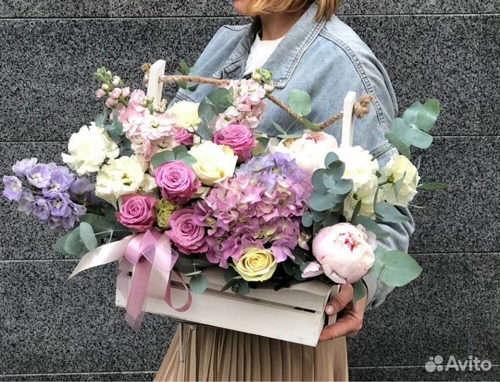 Цветы в декоративных ящиках. Доставка в Москве