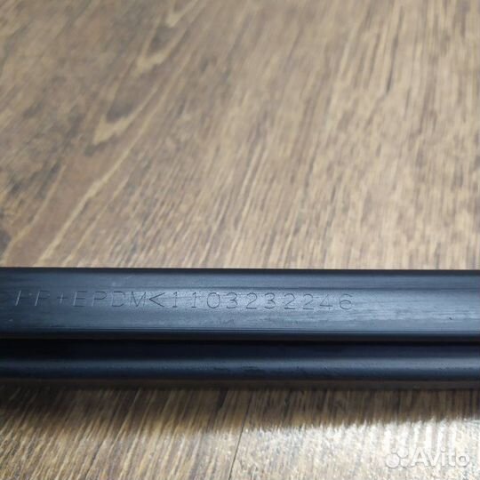 Уплотнитель стекла двери передний левый Nissan