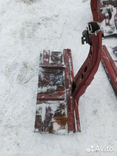 Центральная стойка кузова правая Nissan Murano