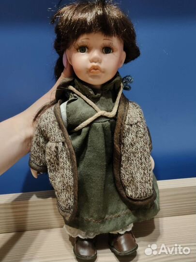 Кукла фарфоровая