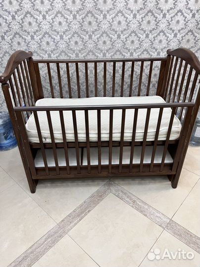 Кровать с маятником и матрасом