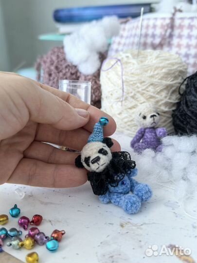 Миниатюрная вязаная игрушка амигуруми