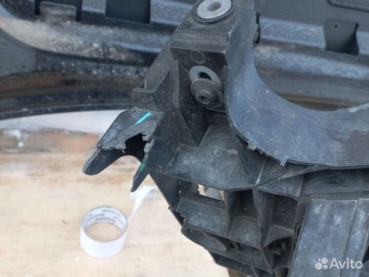 Кронштейн фары левый audi Q7