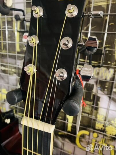 Акустическая гитара + аксессуар