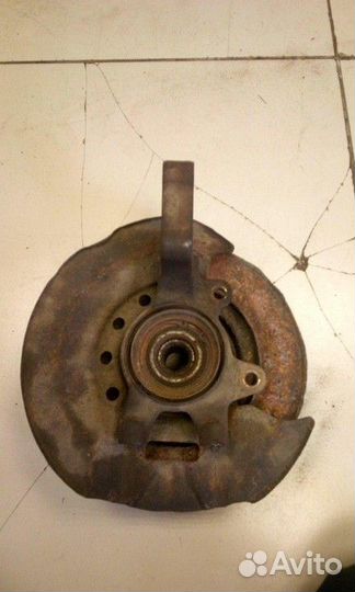 Кулак поворотный передний левый