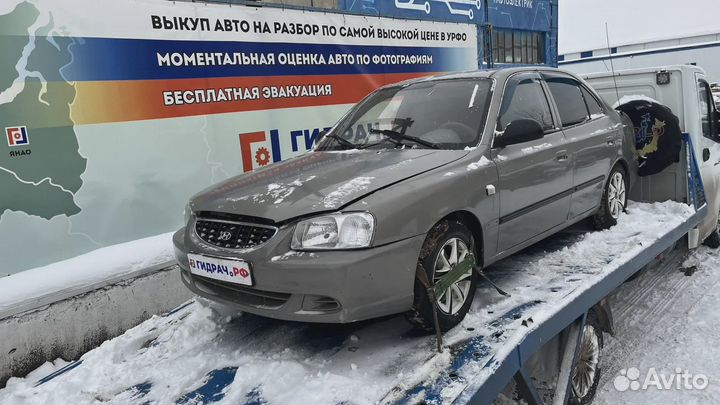 Стекло двери задней правой Hyundai Accent 2 83420