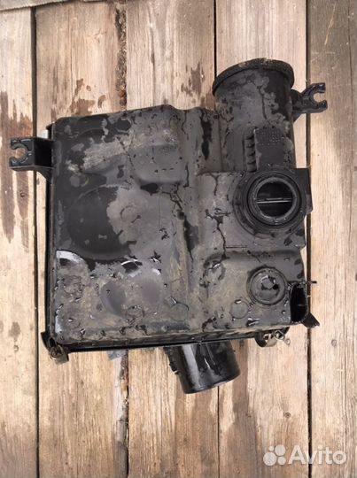 Корпус воздушного фильтра Toyota Land Cruiser 200