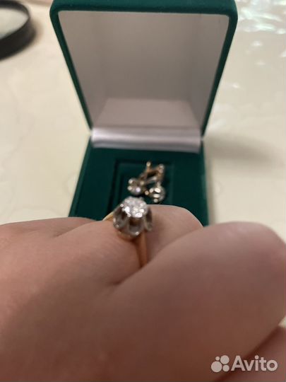 Кольцо с бриллиантом