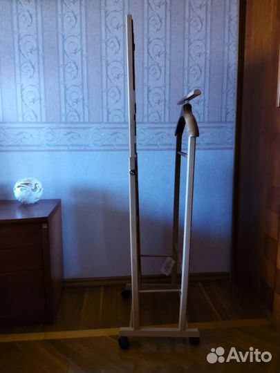 Вешалка с зеркалом новая (бук массив)