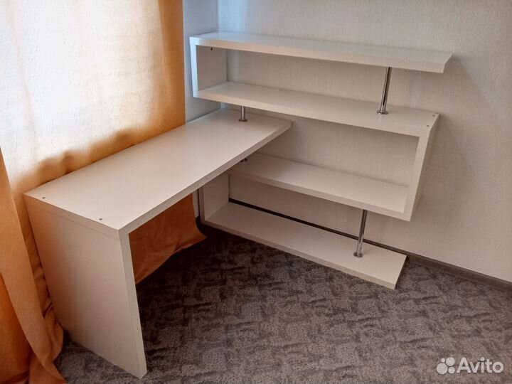 Письменный стол с полками